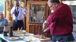 Reţetele bucătarului Horia Vârlan ar putea fi degustate şi de pacienţii din Alba Iulia